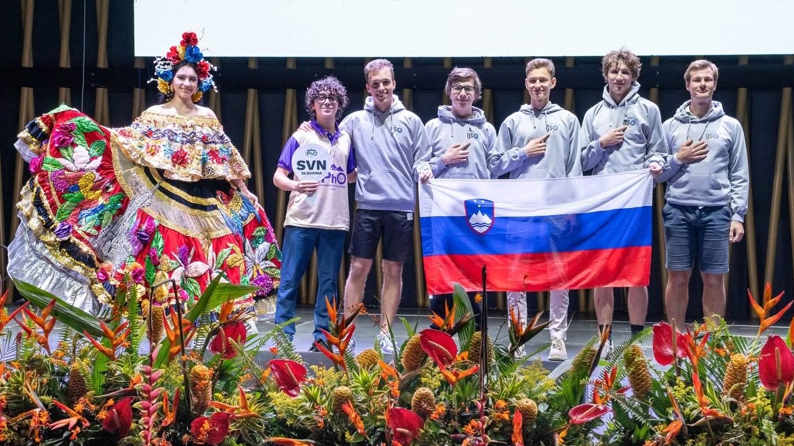 ipho26-opening-teamslo-crop